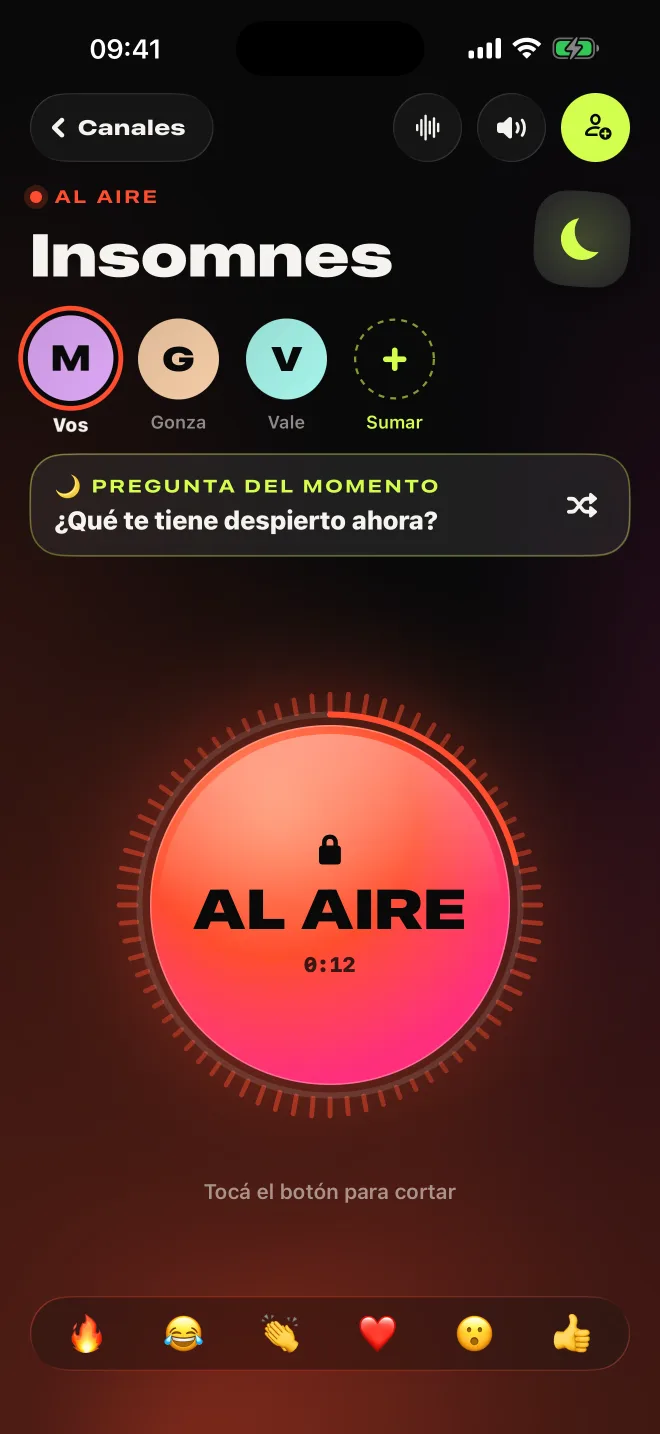 Walkie al aire en el canal Insomnes, con la pregunta del momento y el botón rojo encendido.