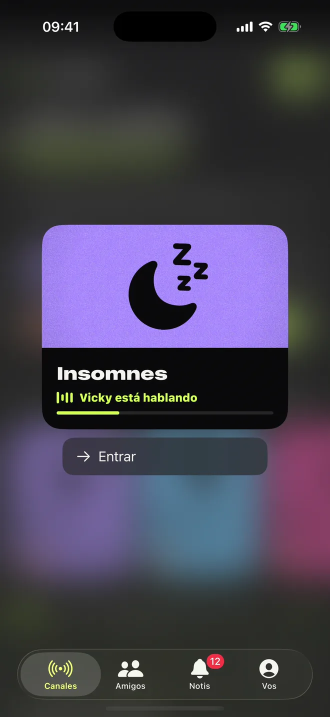 Escuchando Insomnes sin entrar, con el canal apretado: Vicky habla un rato y abajo está el botón Entrar.